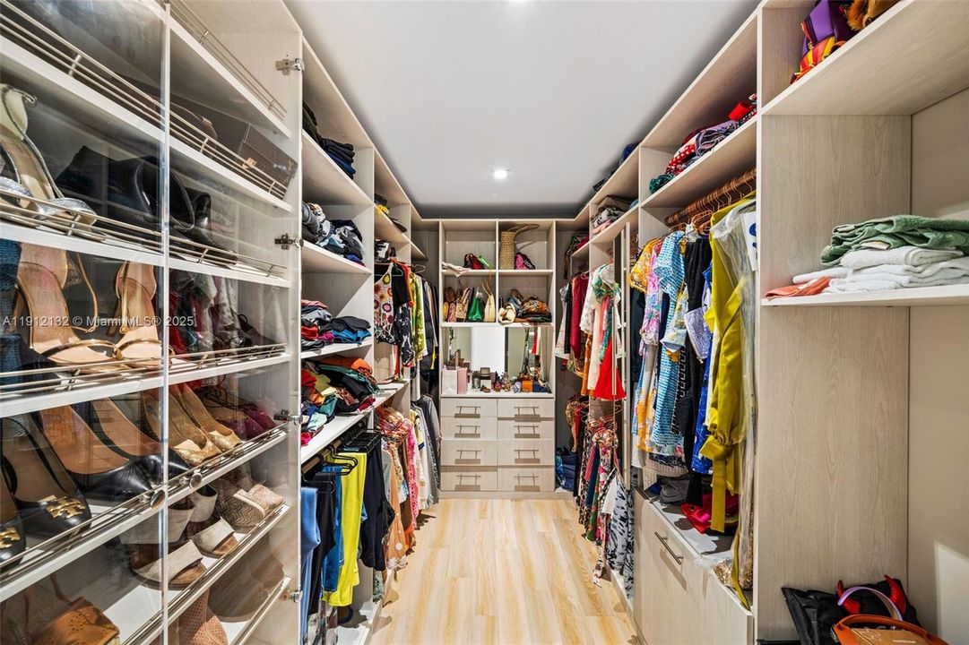 For Sale: $4,995,000 (5 beds, 4 baths, 5259 Square Feet)