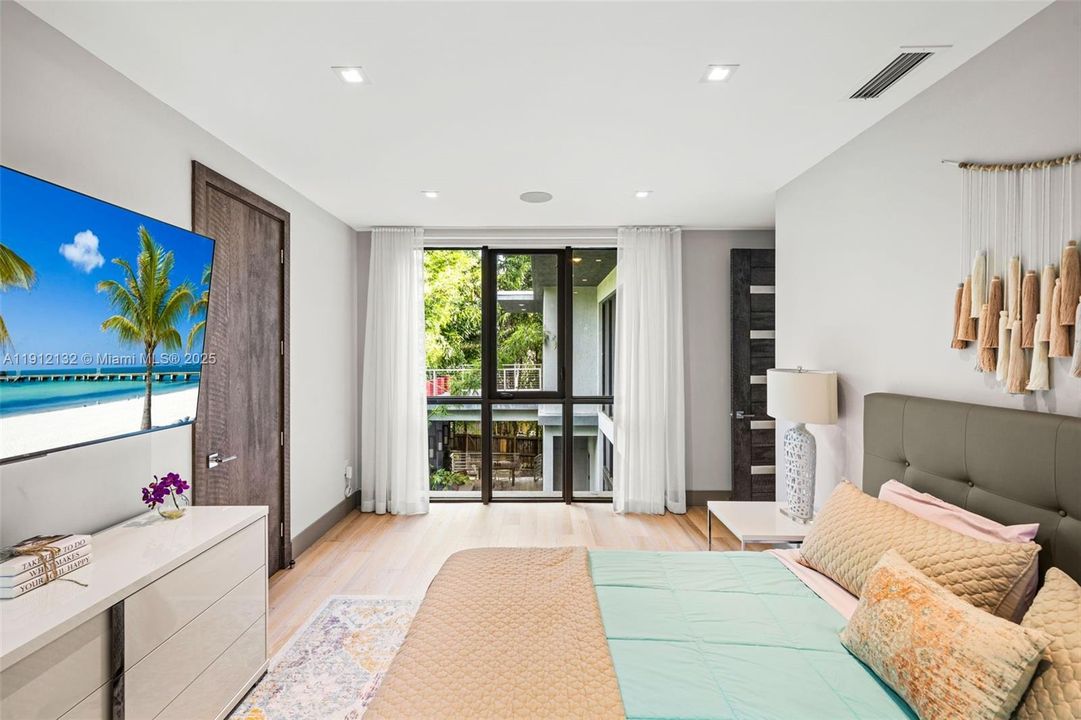 For Sale: $4,995,000 (5 beds, 4 baths, 5259 Square Feet)