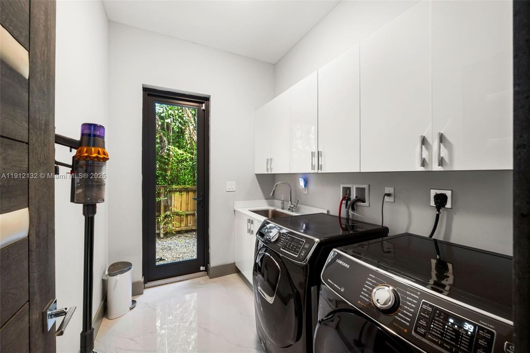 For Sale: $4,995,000 (5 beds, 4 baths, 5259 Square Feet)