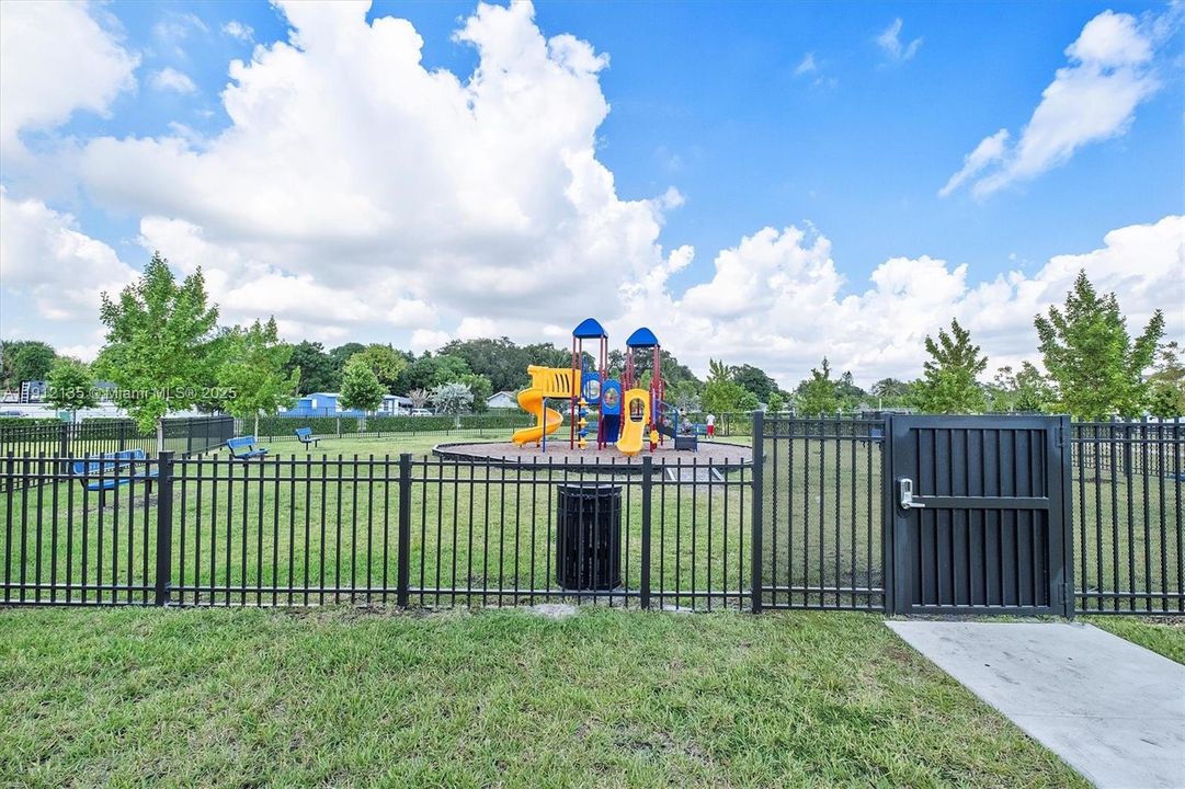 На продажу: $769,000 (3 спален, 2 ванн, 1624 Квадратных фут)