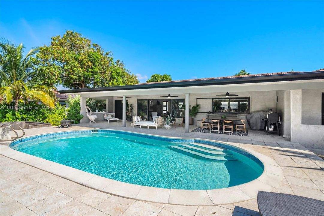 En Renta: $14,900 (4 camas, 2 baños, 2605 Pies cuadrados)