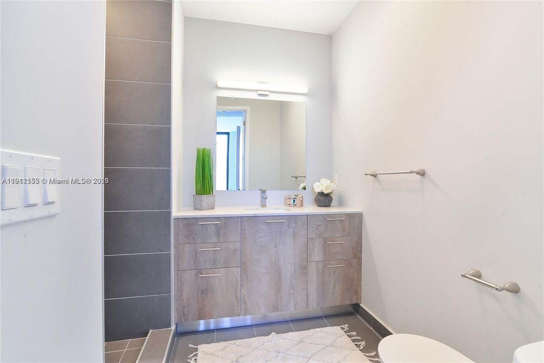 合同活跃: $4,800 (3 贝兹, 2 浴室, 10279 平方英尺)