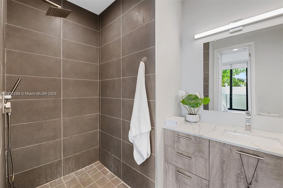 合同活跃: $4,800 (3 贝兹, 2 浴室, 10279 平方英尺)