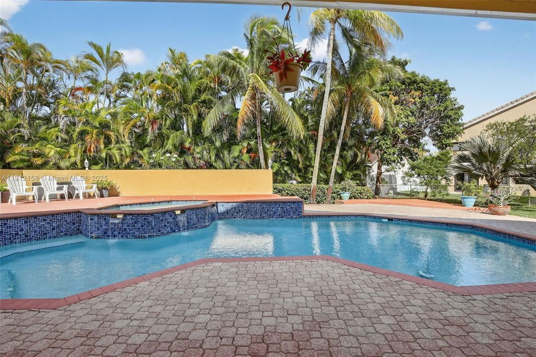 合同活跃: $950,000 (4 贝兹, 3 浴室, 3520 平方英尺)