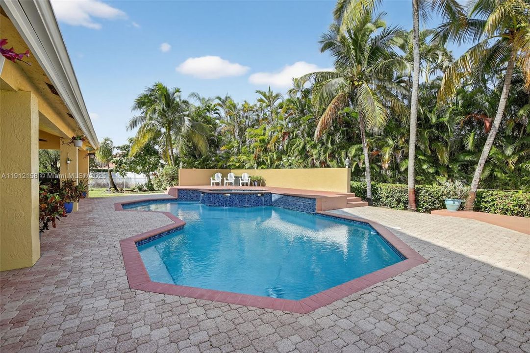 合同活跃: $950,000 (4 贝兹, 3 浴室, 3520 平方英尺)