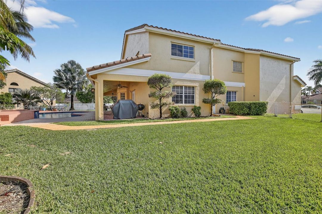 合同活跃: $950,000 (4 贝兹, 3 浴室, 3520 平方英尺)