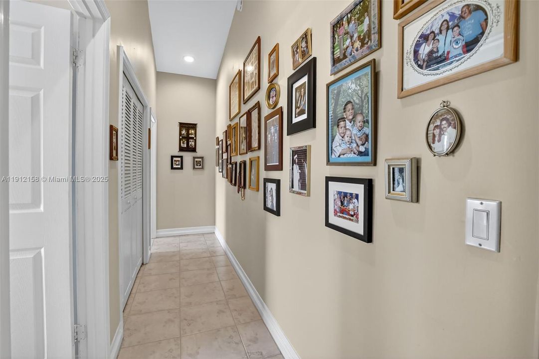 合同活跃: $950,000 (4 贝兹, 3 浴室, 3520 平方英尺)