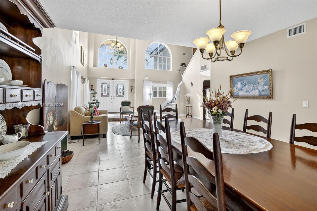 合同活跃: $950,000 (4 贝兹, 3 浴室, 3520 平方英尺)