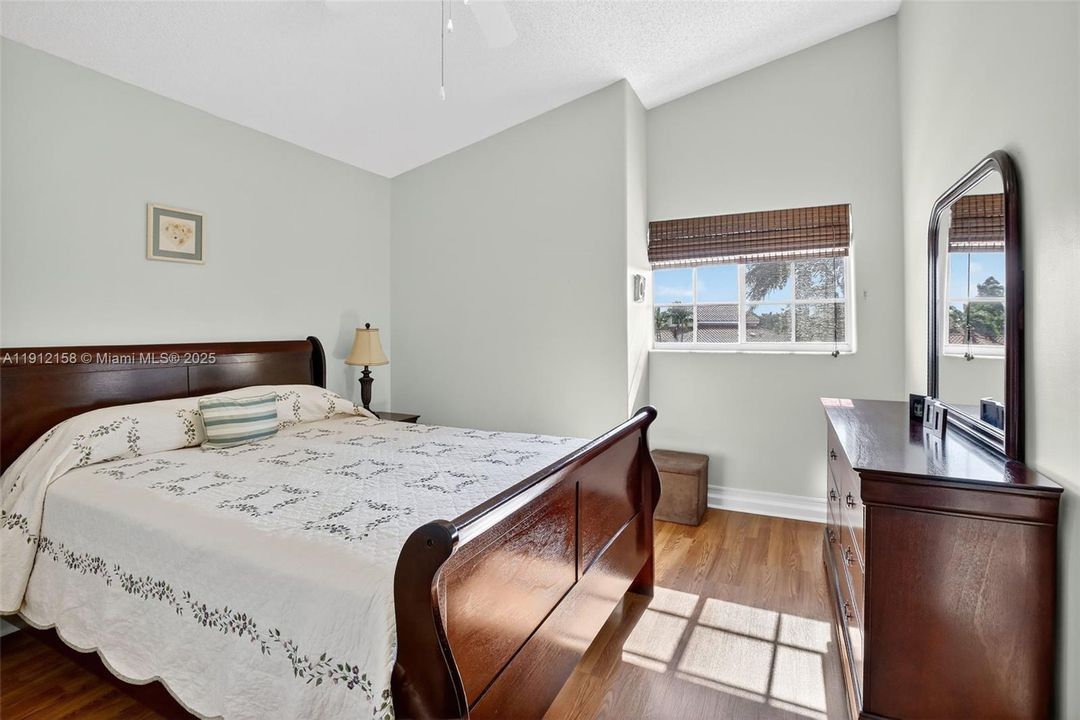 合同活跃: $950,000 (4 贝兹, 3 浴室, 3520 平方英尺)