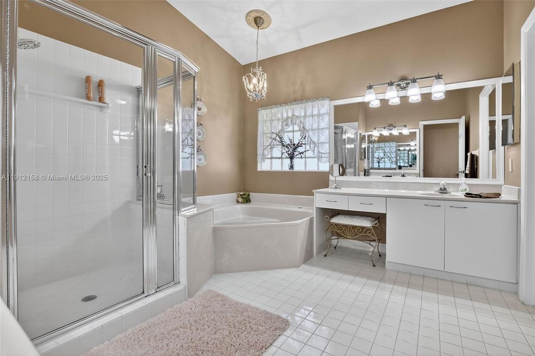 合同活跃: $950,000 (4 贝兹, 3 浴室, 3520 平方英尺)