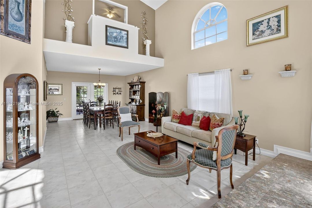 合同活跃: $950,000 (4 贝兹, 3 浴室, 3520 平方英尺)