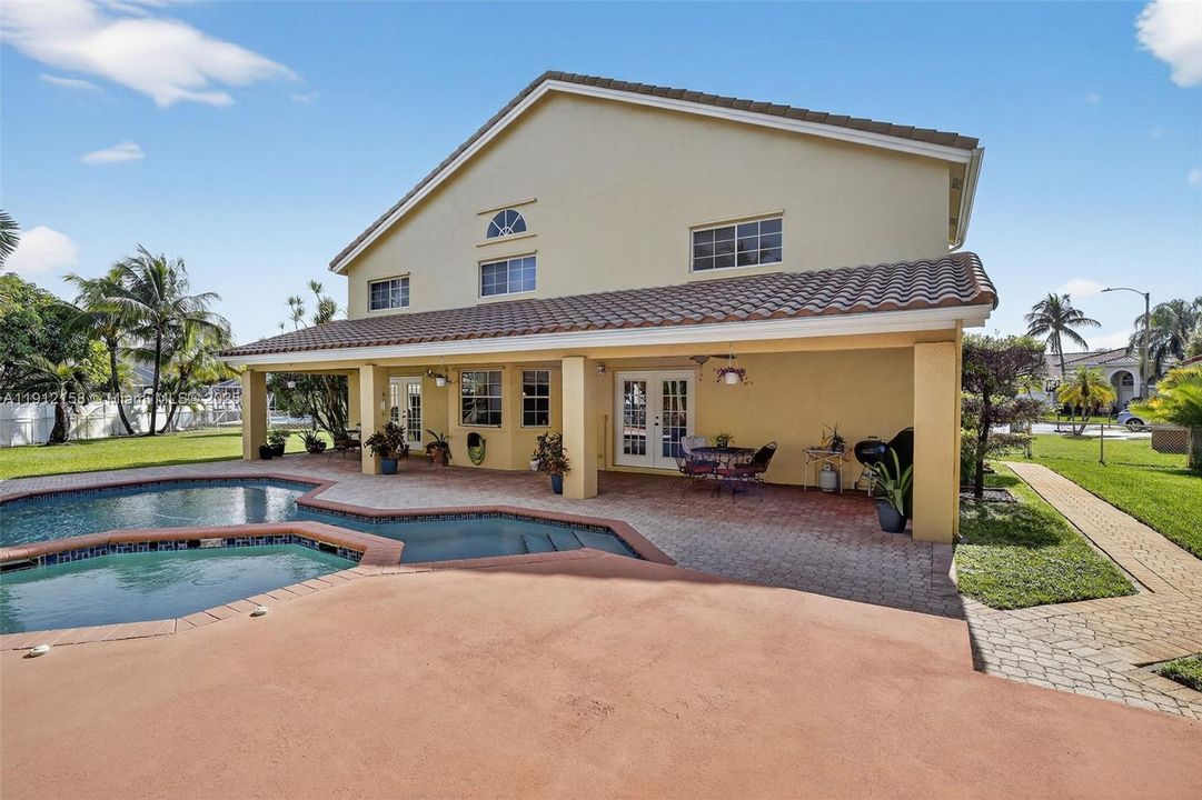 合同活跃: $950,000 (4 贝兹, 3 浴室, 3520 平方英尺)