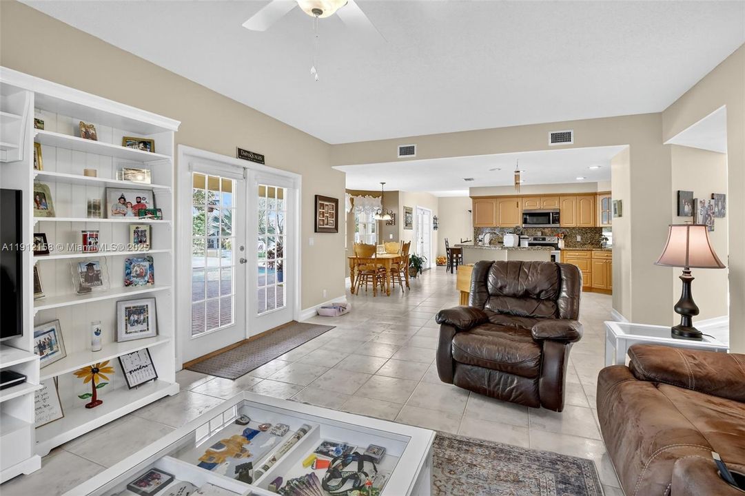 合同活跃: $950,000 (4 贝兹, 3 浴室, 3520 平方英尺)