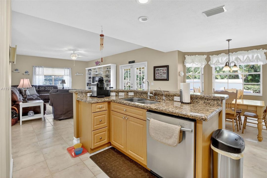 合同活跃: $950,000 (4 贝兹, 3 浴室, 3520 平方英尺)