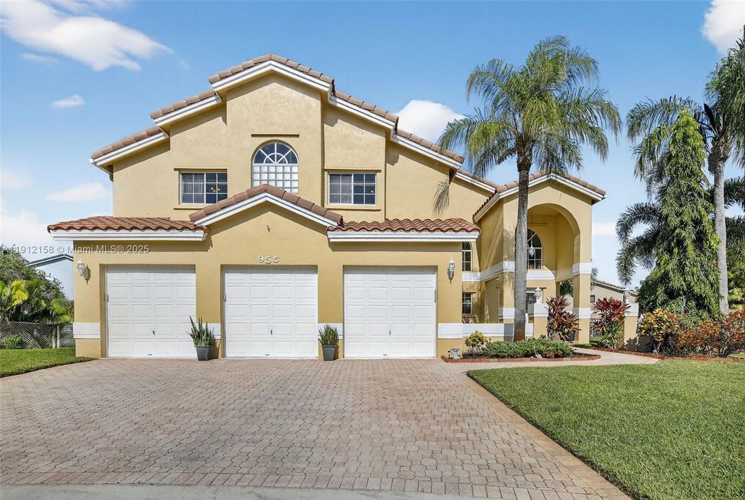 合同活跃: $950,000 (4 贝兹, 3 浴室, 3520 平方英尺)