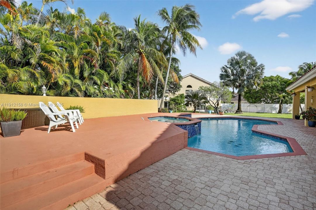 合同活跃: $950,000 (4 贝兹, 3 浴室, 3520 平方英尺)