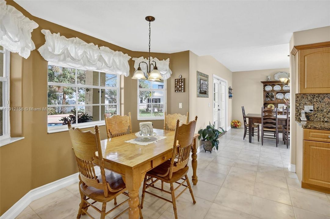 合同活跃: $950,000 (4 贝兹, 3 浴室, 3520 平方英尺)