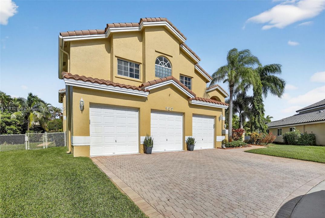 合同活跃: $950,000 (4 贝兹, 3 浴室, 3520 平方英尺)