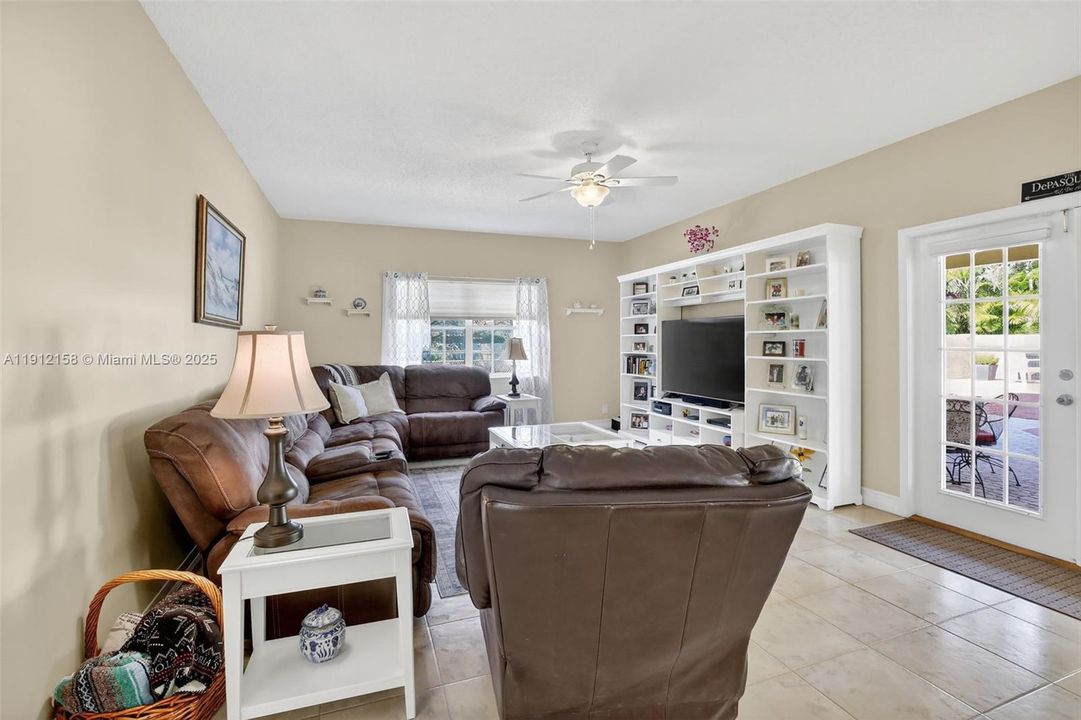 合同活跃: $950,000 (4 贝兹, 3 浴室, 3520 平方英尺)