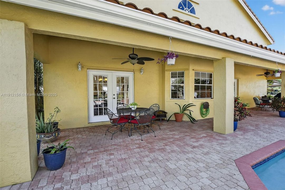 合同活跃: $950,000 (4 贝兹, 3 浴室, 3520 平方英尺)