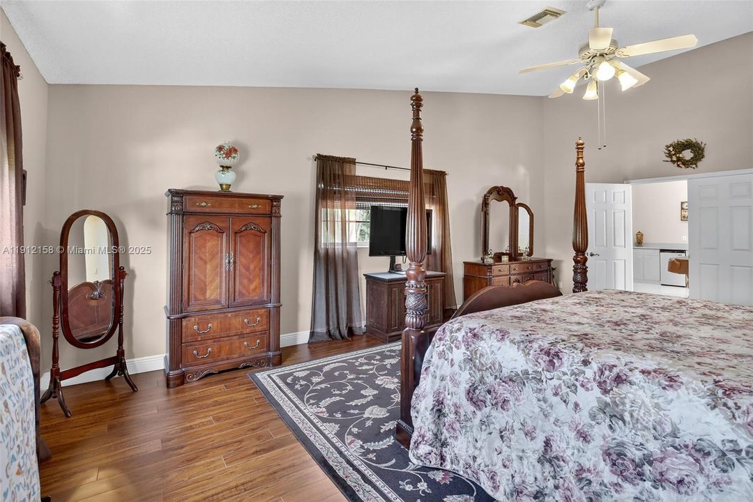 合同活跃: $950,000 (4 贝兹, 3 浴室, 3520 平方英尺)