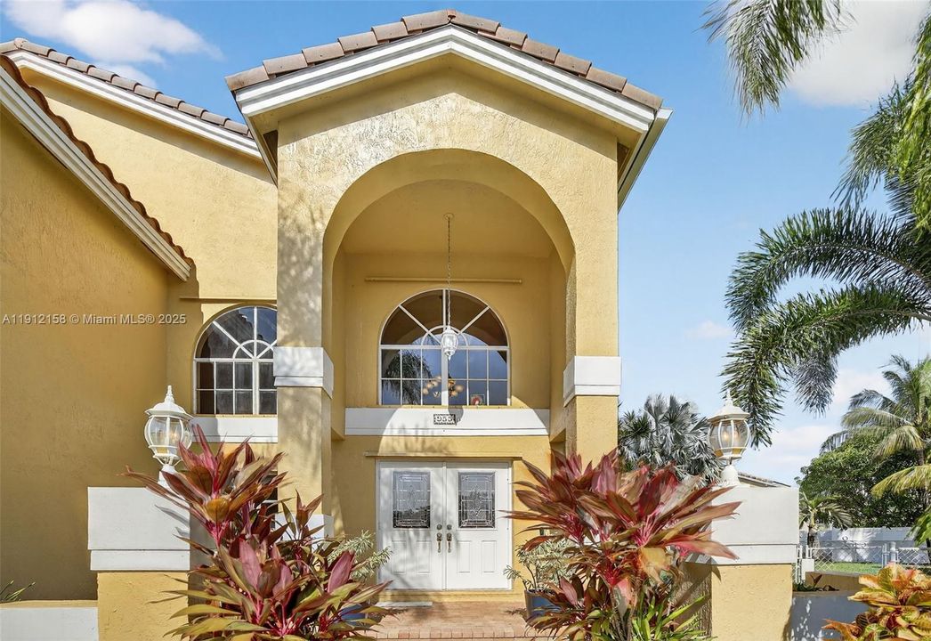 合同活跃: $950,000 (4 贝兹, 3 浴室, 3520 平方英尺)