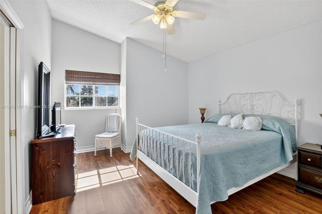 合同活跃: $950,000 (4 贝兹, 3 浴室, 3520 平方英尺)