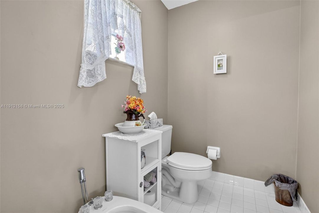 合同活跃: $950,000 (4 贝兹, 3 浴室, 3520 平方英尺)