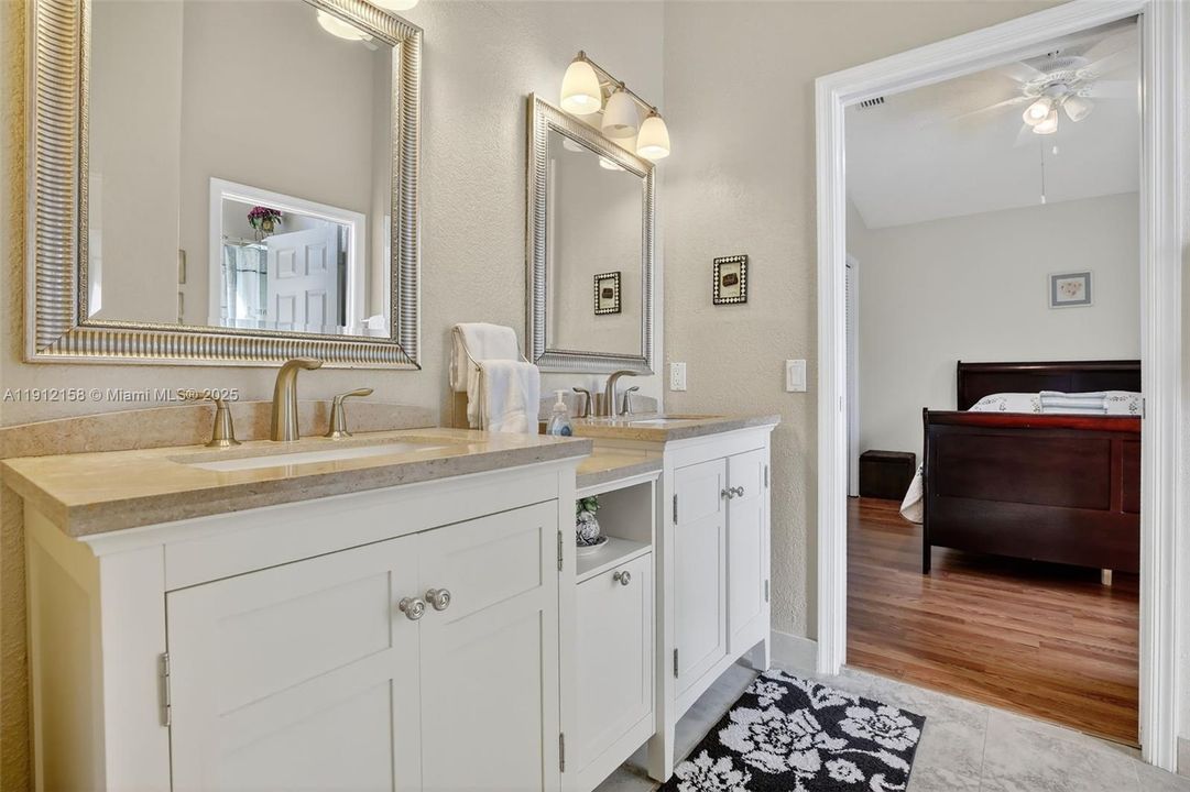 合同活跃: $950,000 (4 贝兹, 3 浴室, 3520 平方英尺)