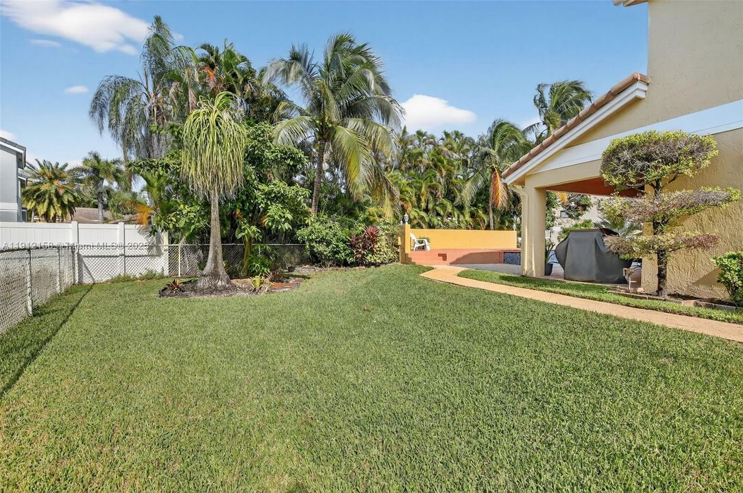 合同活跃: $950,000 (4 贝兹, 3 浴室, 3520 平方英尺)