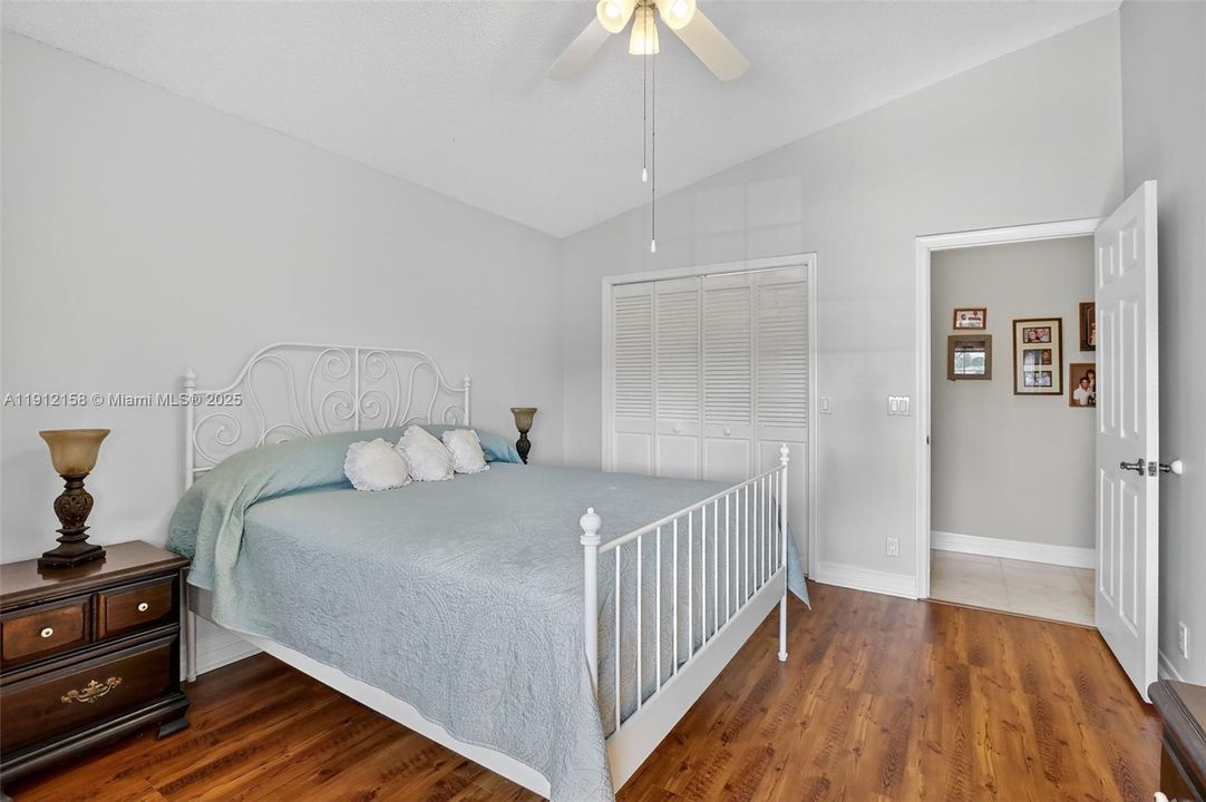 合同活跃: $950,000 (4 贝兹, 3 浴室, 3520 平方英尺)