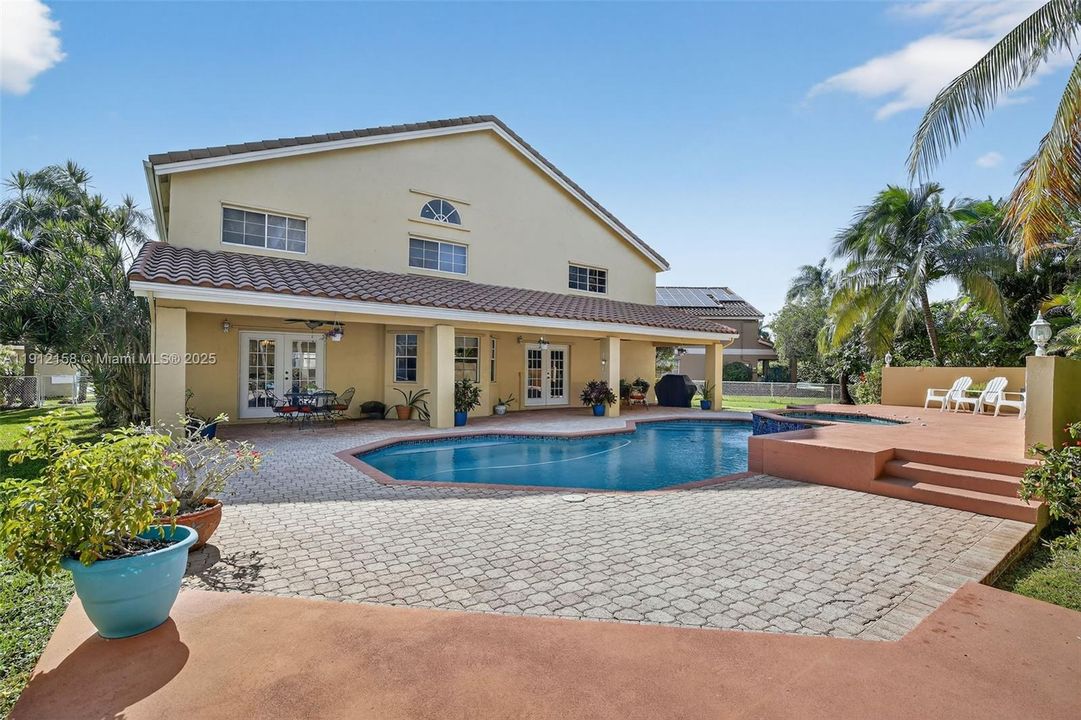 合同活跃: $950,000 (4 贝兹, 3 浴室, 3520 平方英尺)