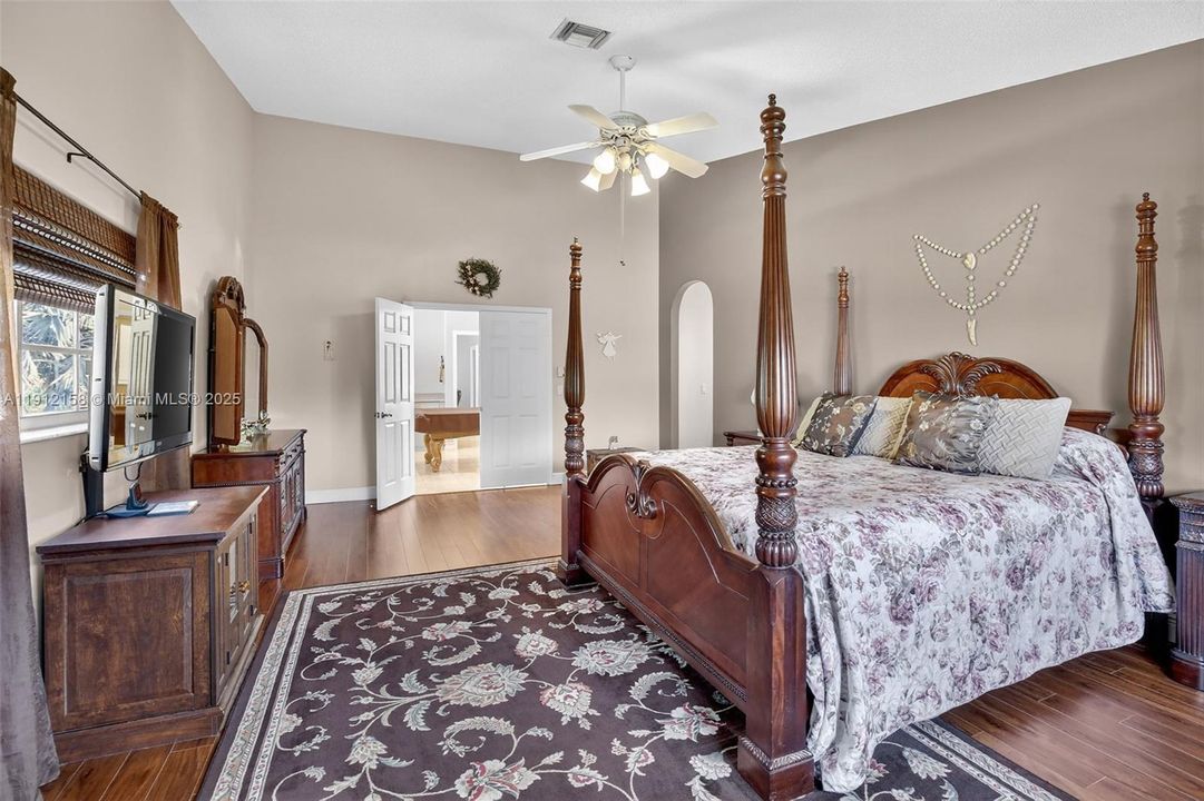 合同活跃: $950,000 (4 贝兹, 3 浴室, 3520 平方英尺)