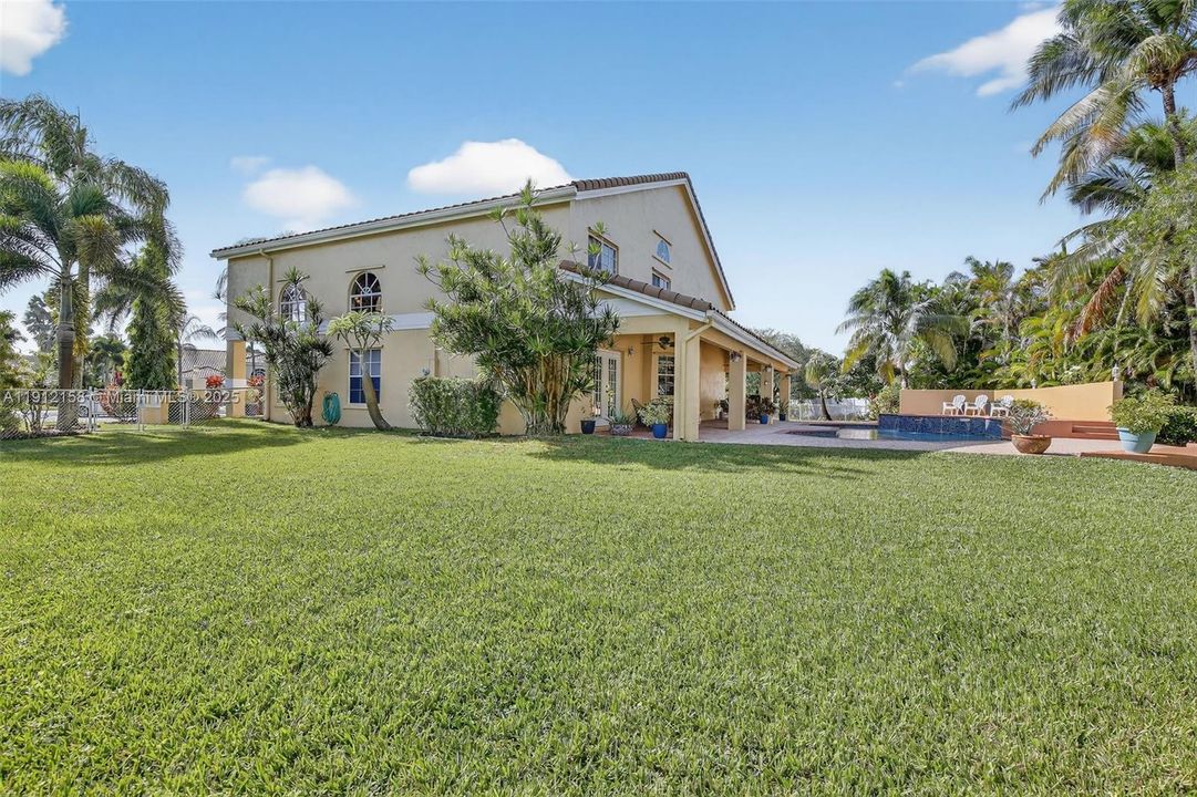 合同活跃: $950,000 (4 贝兹, 3 浴室, 3520 平方英尺)