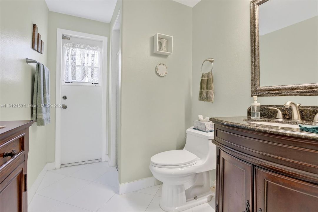 合同活跃: $950,000 (4 贝兹, 3 浴室, 3520 平方英尺)