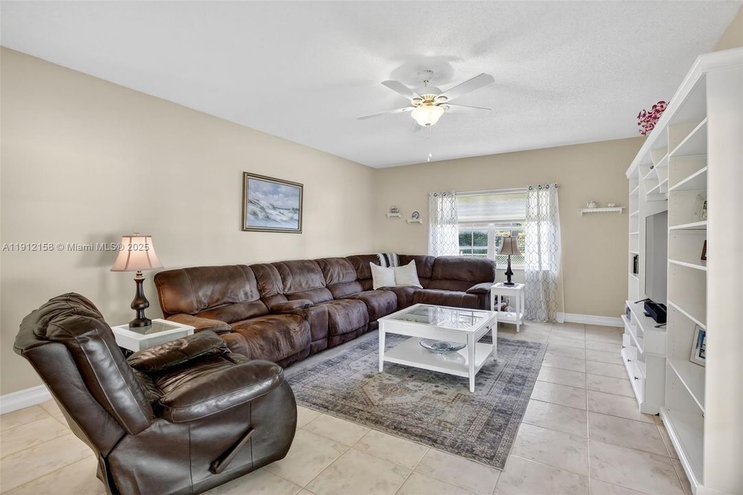 合同活跃: $950,000 (4 贝兹, 3 浴室, 3520 平方英尺)