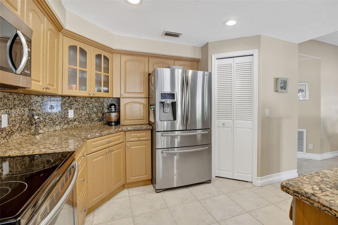 合同活跃: $950,000 (4 贝兹, 3 浴室, 3520 平方英尺)