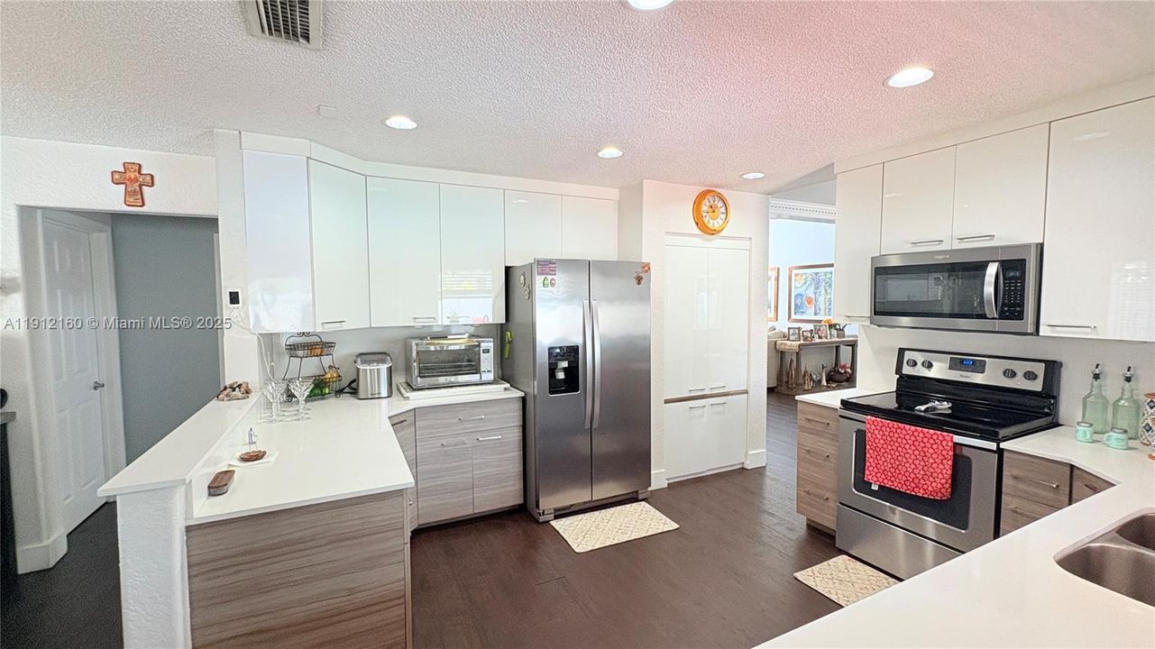 待售: $945,000 (5 贝兹, 2 浴室, 0 平方英尺)