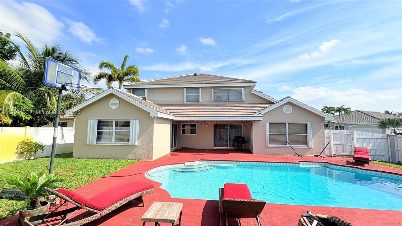 待售: $945,000 (5 贝兹, 2 浴室, 0 平方英尺)