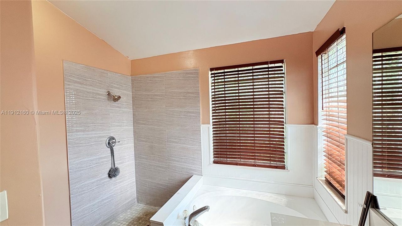 待售: $945,000 (5 贝兹, 2 浴室, 0 平方英尺)