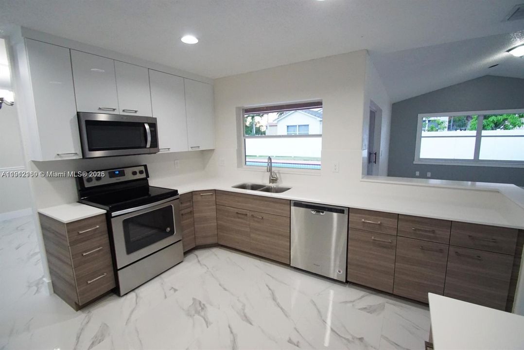 待售: $945,000 (5 贝兹, 2 浴室, 0 平方英尺)