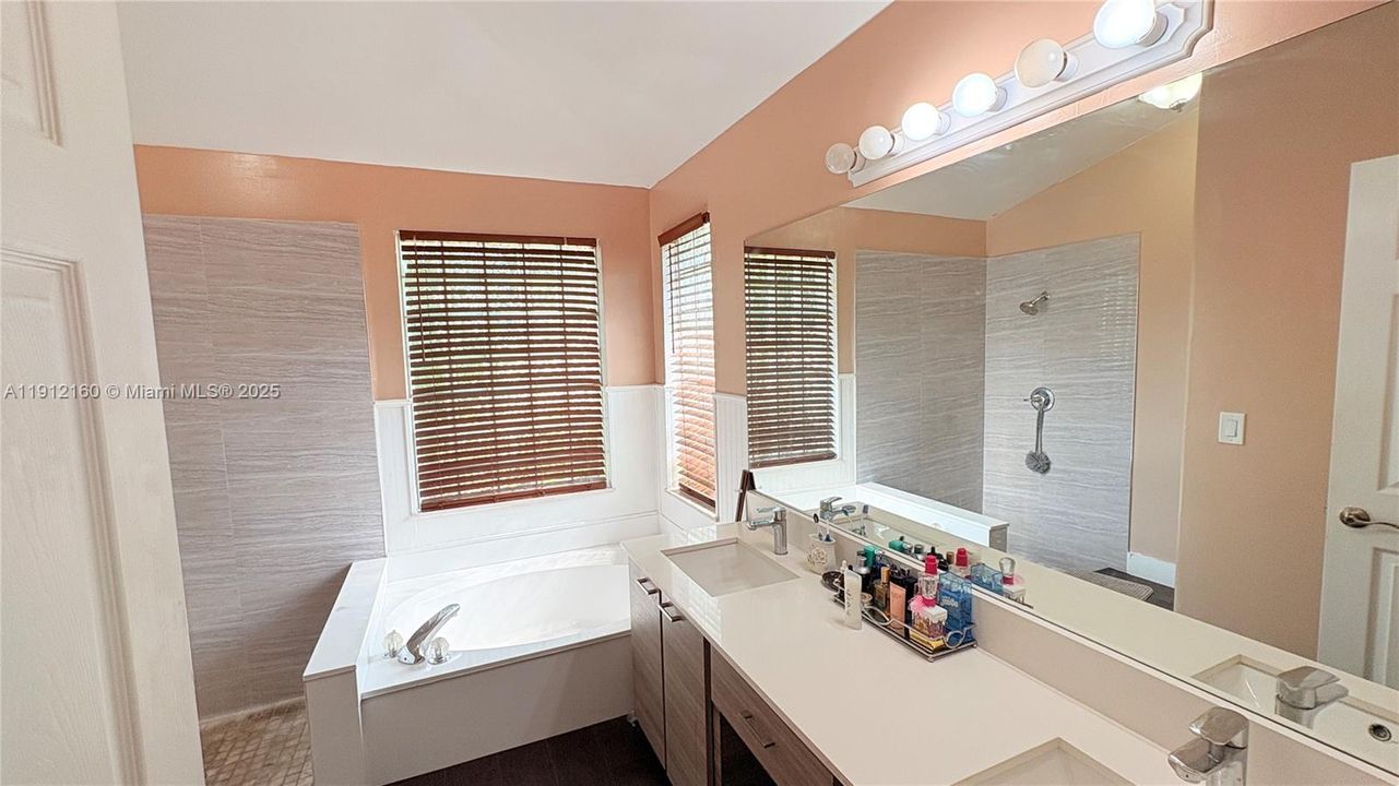 待售: $945,000 (5 贝兹, 2 浴室, 0 平方英尺)