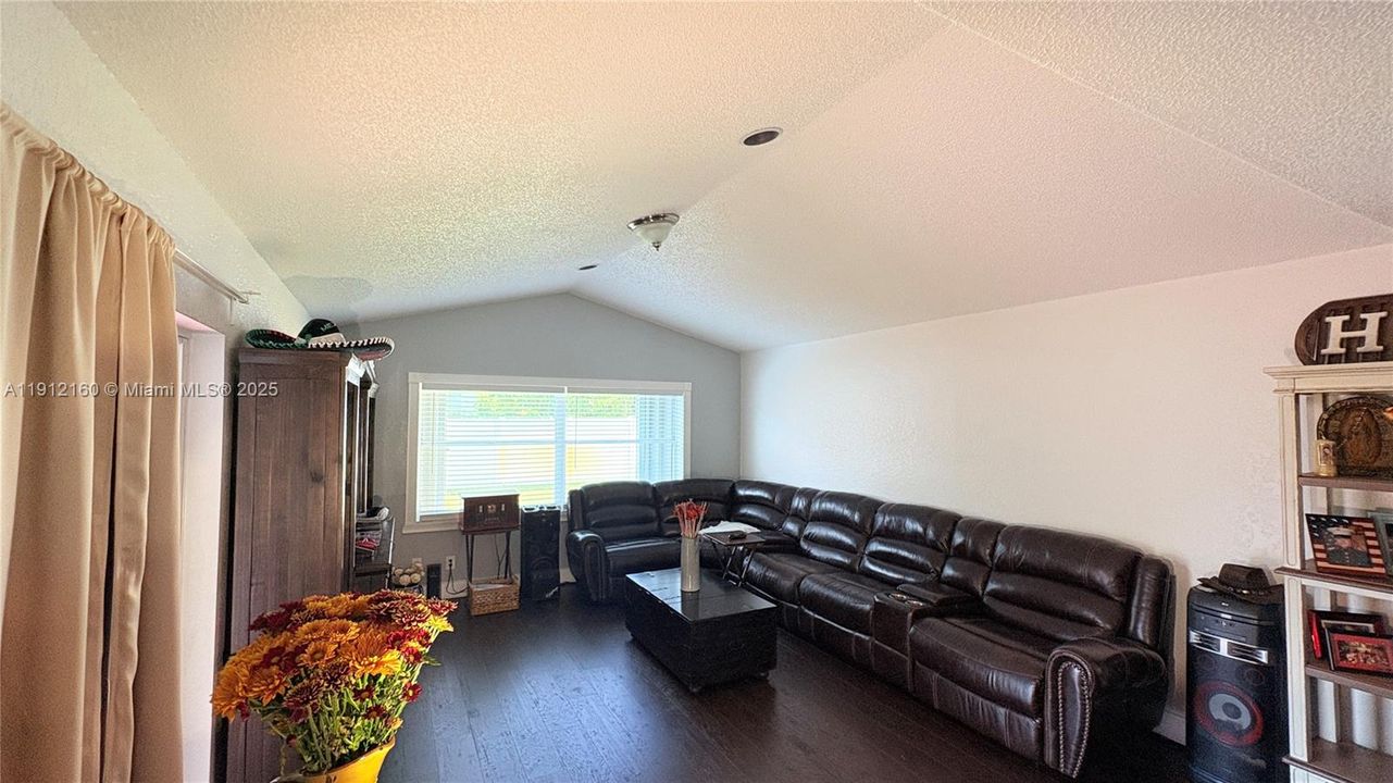 待售: $945,000 (5 贝兹, 2 浴室, 0 平方英尺)