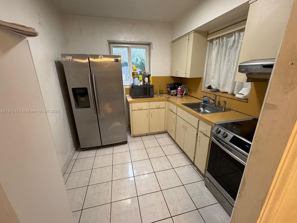 For Sale: $575,000 (2 beds, 1 baths, 1277 Square Feet)