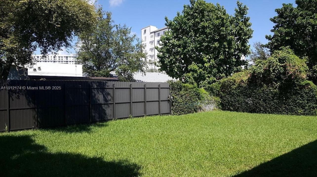 For Sale: $575,000 (2 beds, 1 baths, 1277 Square Feet)