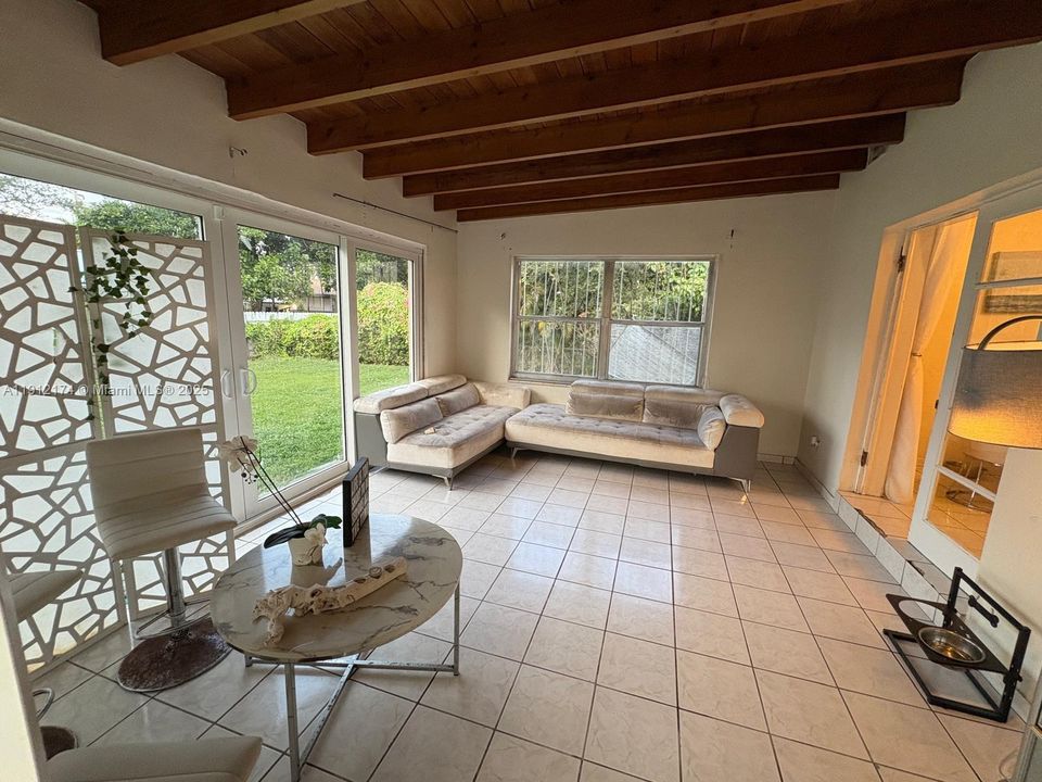 For Sale: $575,000 (2 beds, 1 baths, 1277 Square Feet)