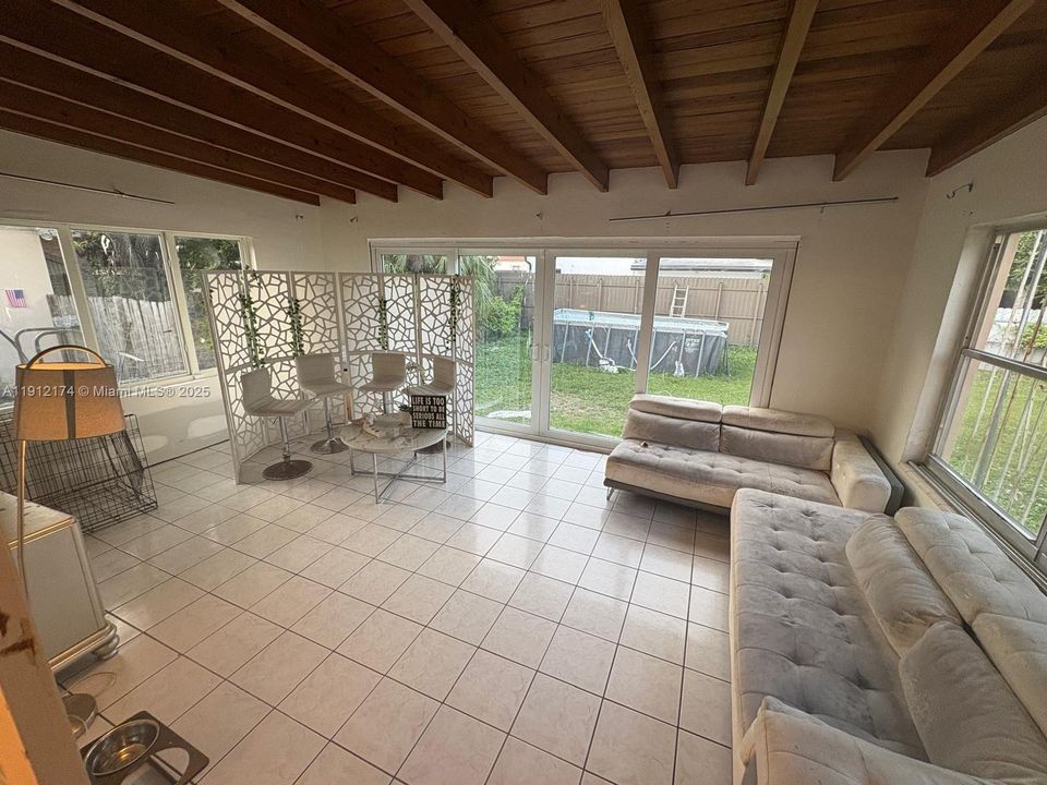 For Sale: $575,000 (2 beds, 1 baths, 1277 Square Feet)