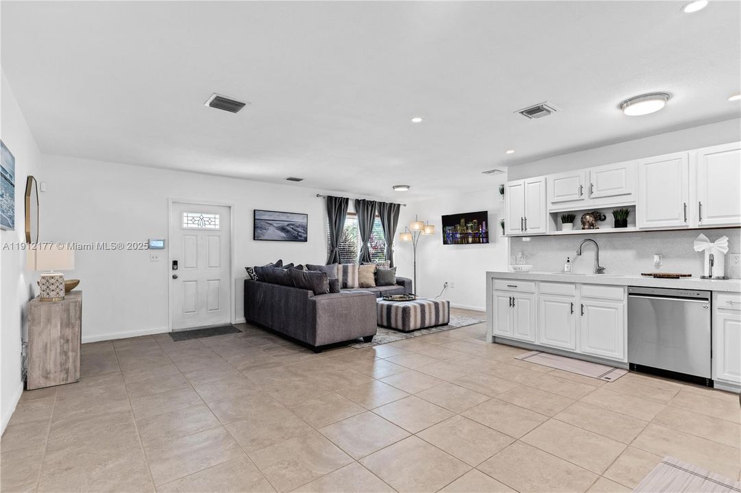 出租: $4,435 (4 贝兹, 2 浴室, 2150 平方英尺)