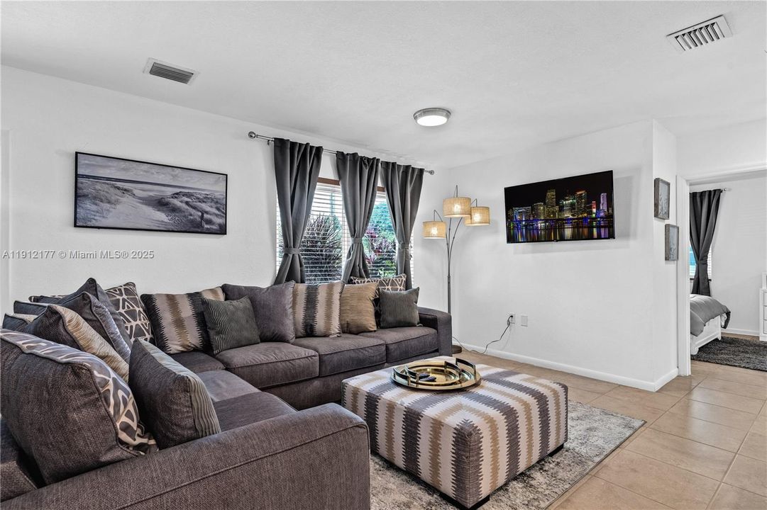 出租: $4,435 (4 贝兹, 2 浴室, 2150 平方英尺)