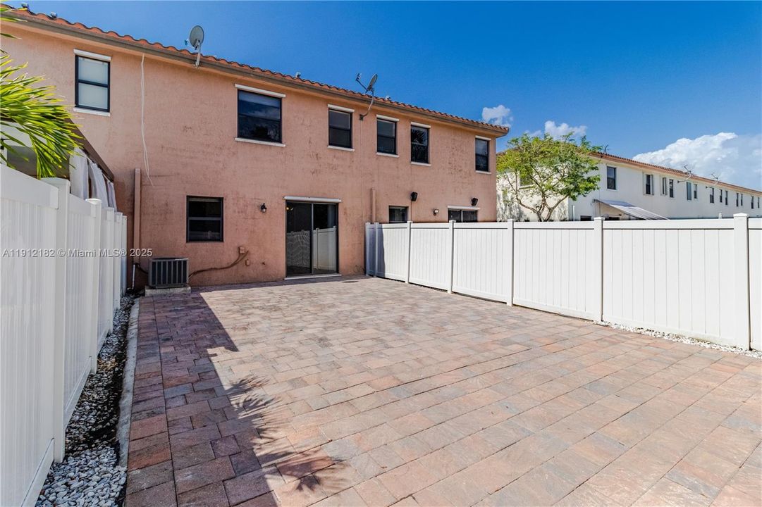 For Rent: $3,300 (3 beds, 2 baths, 1592 Square Feet)